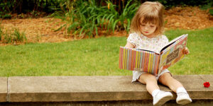 lille barn læser i en bog